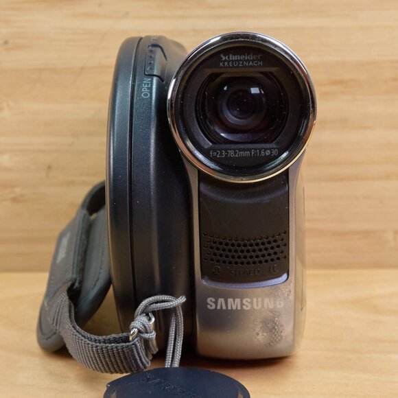 Samsung VP-DC171Wi DVD Camcorder, 34x optical Zoom - Picture 3 of 11